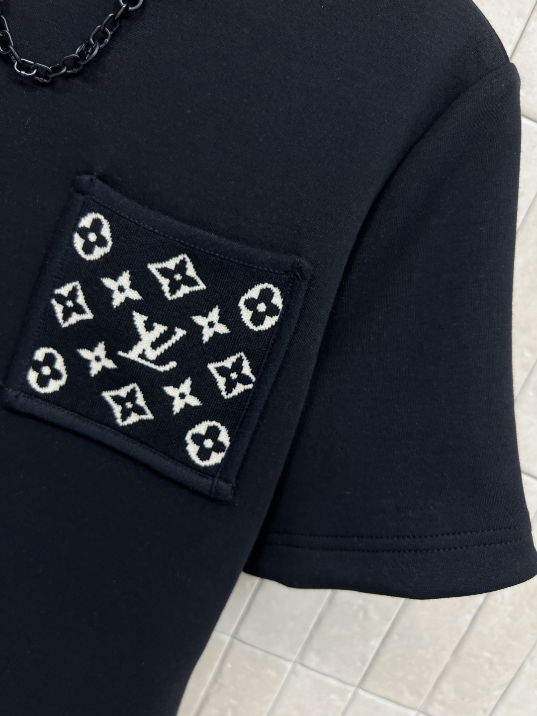 L家 25秋冬新款 老花口袋短袖T恤 简洁又不缺少亮点 十分百搭 经典老花图案口袋装饰 上身可盐可甜 非