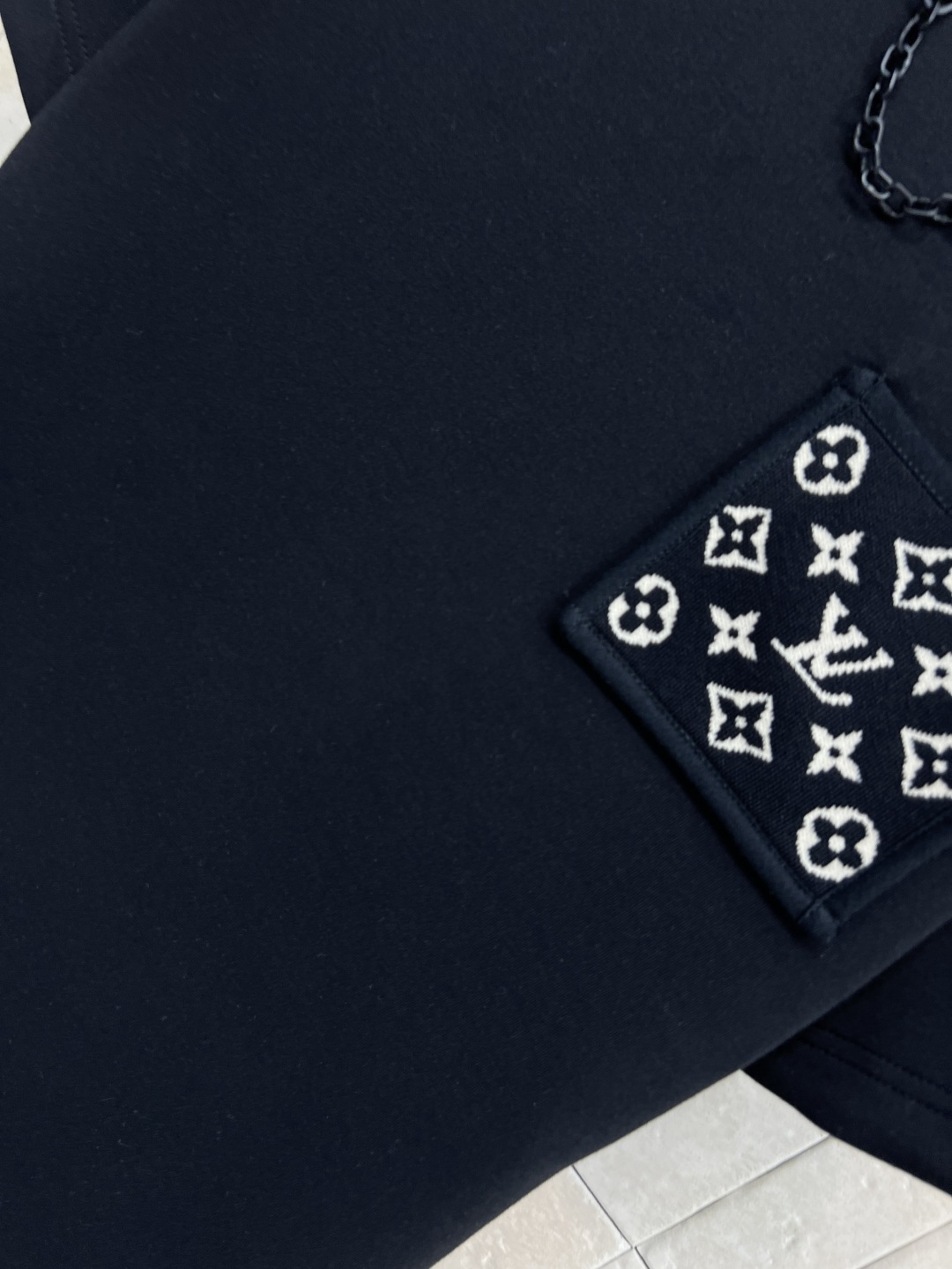 L家 25秋冬新款 老花口袋短袖T恤 简洁又不缺少亮点 十分百搭 经典老花图案口袋装饰 上身可盐可甜 非