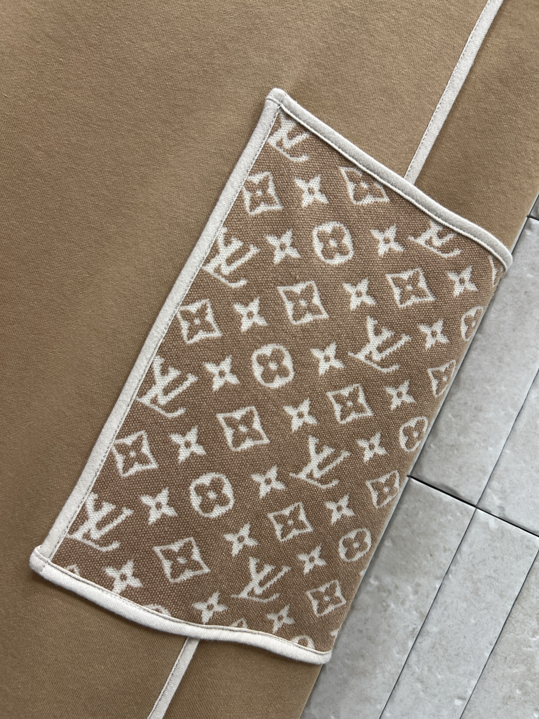 L家 25秋冬新款 老花口袋圆领无袖连衣裙 背心A字剪裁的版型 驼色白边点缀 经典老花图案口袋装饰 上身