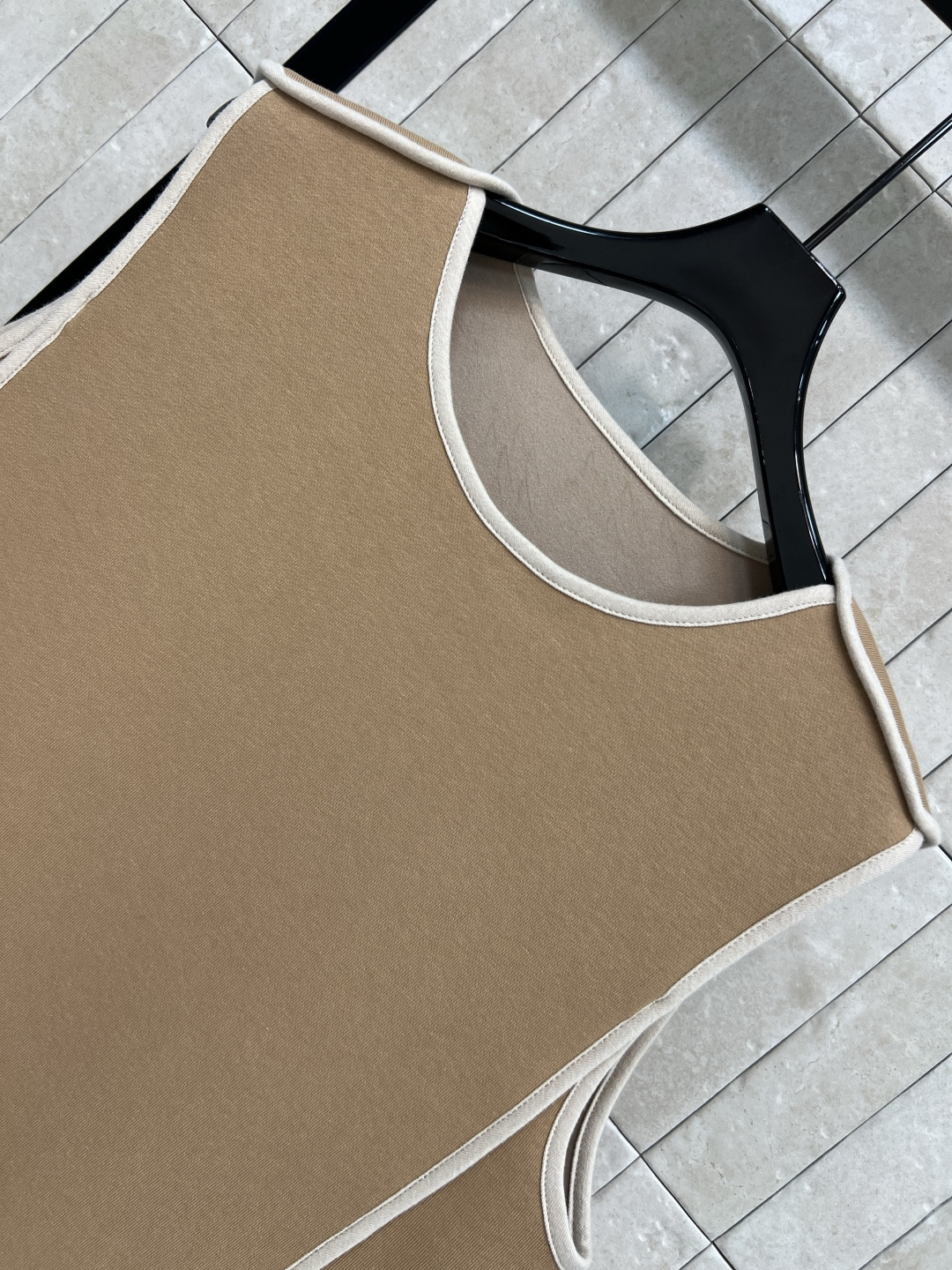 L家 25秋冬新款 老花口袋圆领无袖连衣裙 背心A字剪裁的版型 驼色白边点缀 经典老花图案口袋装饰 上身