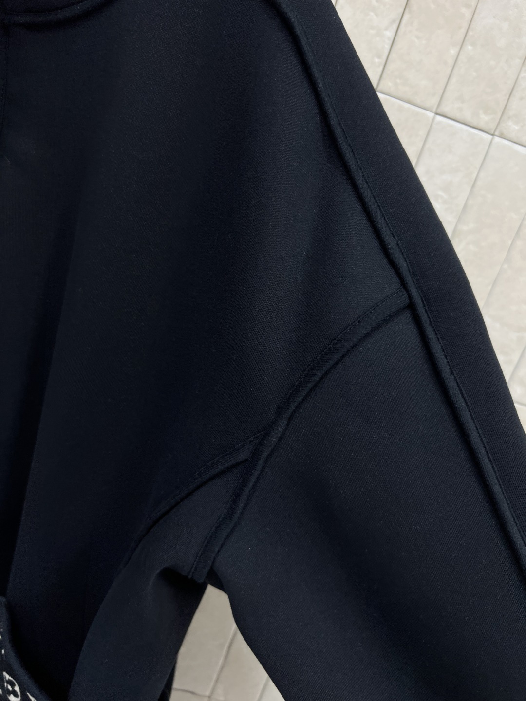 L家 25秋冬新款 老花口袋立领收腰外套 版型宽松百搭不挑人 腰间本布系带收腰设计 经典老花皮绳拉链装饰