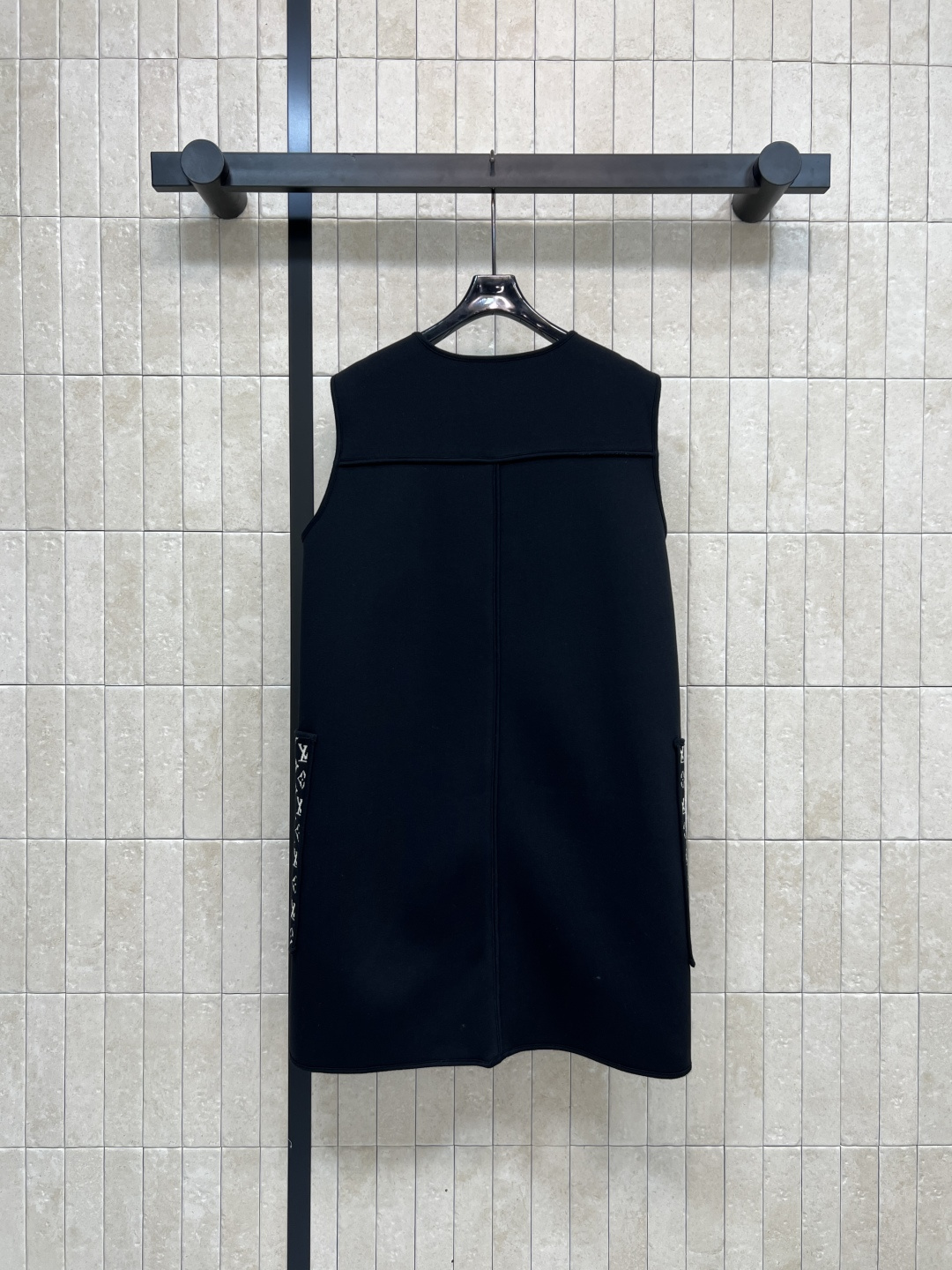 L家 25秋冬新款 老花口袋圆领无袖连衣裙 背心A字剪裁的版型 驼色白边点缀 经典老花图案口袋装饰 上身