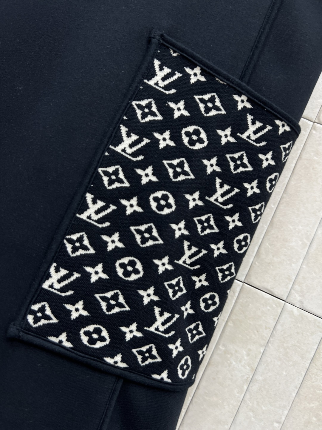 L家 25秋冬新款 老花口袋圆领无袖连衣裙 背心A字剪裁的版型 驼色白边点缀 经典老花图案口袋装饰 上身