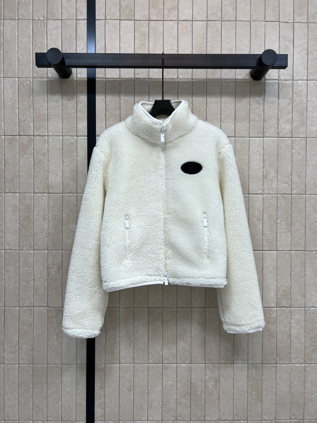 25秋冬新款 立领羊羔毛外套 以对现代设计的无限热忱 完美诠释精致摩登的设计理念 品牌将创新的材质与精致