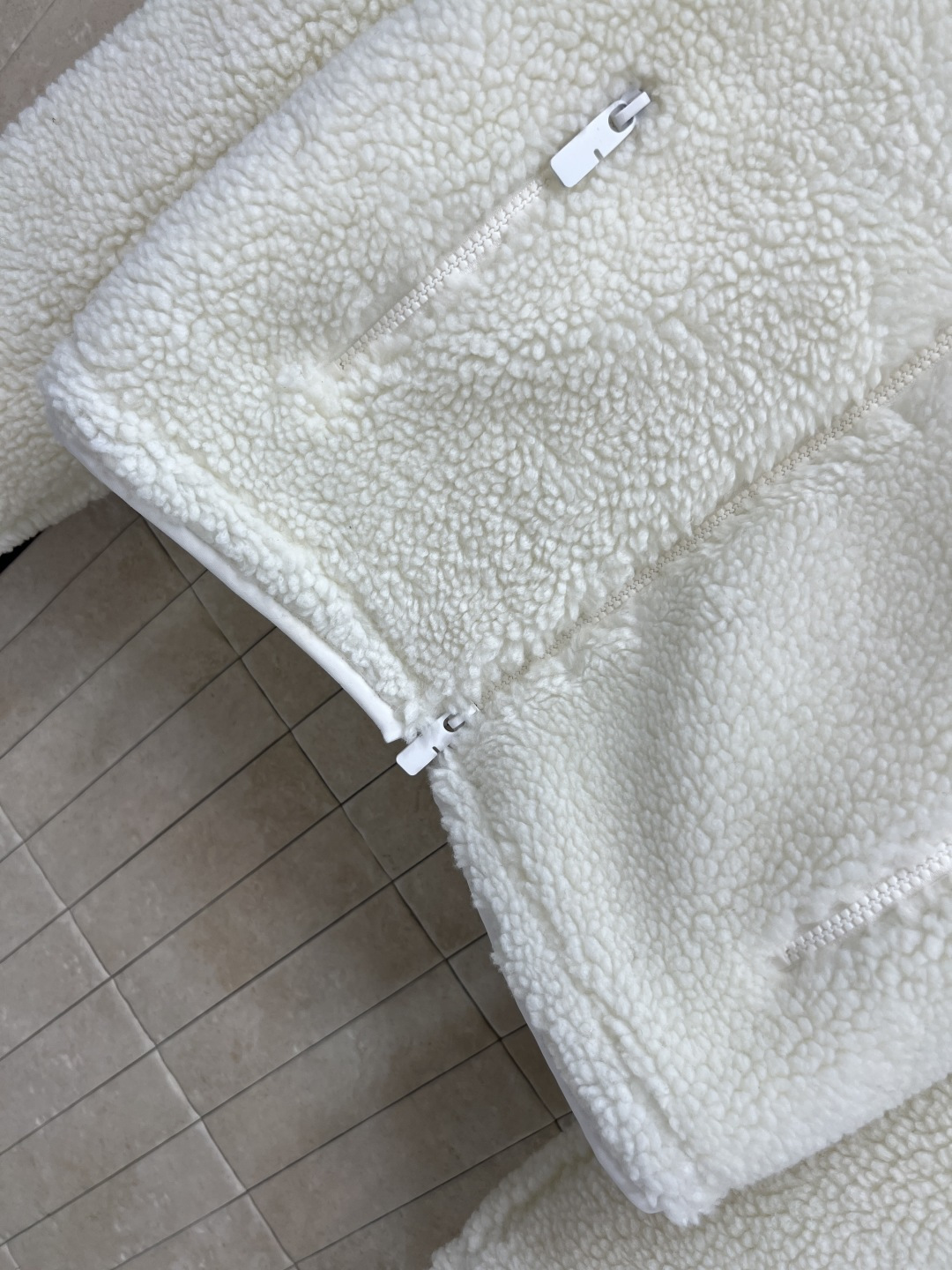 25秋冬新款 立领羊羔毛外套 以对现代设计的无限热忱 完美诠释精致摩登的设计理念 品牌将创新的材质与精致