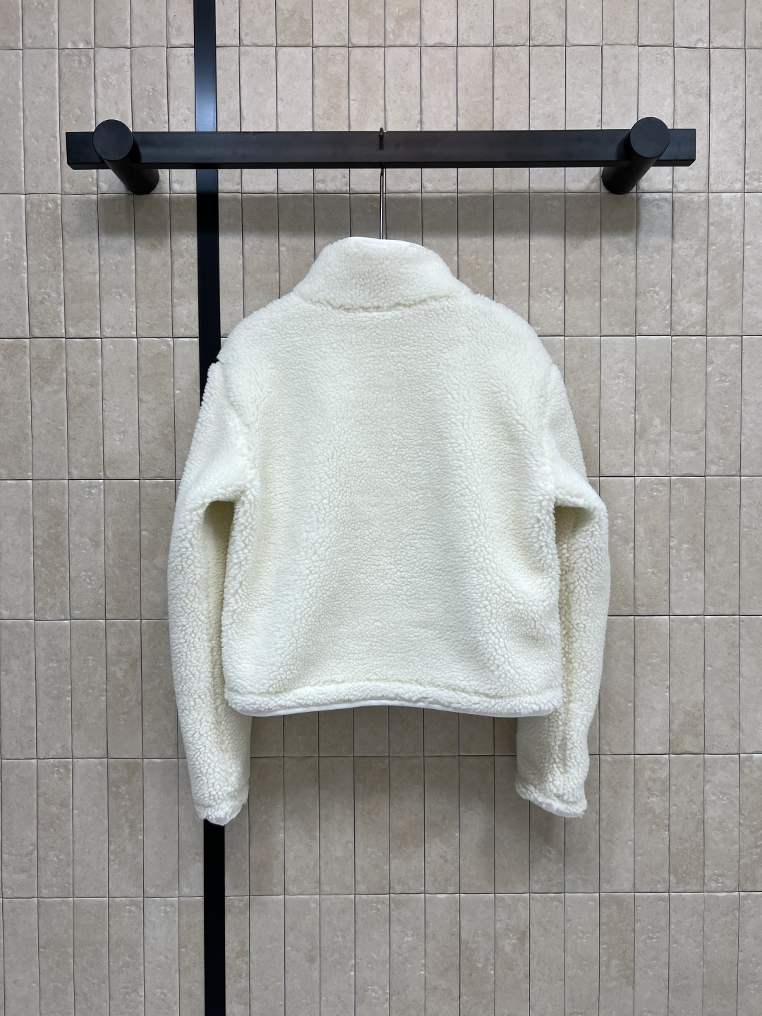 25秋冬新款 立领羊羔毛外套 以对现代设计的无限热忱 完美诠释精致摩登的设计理念 品牌将创新的材质与精致