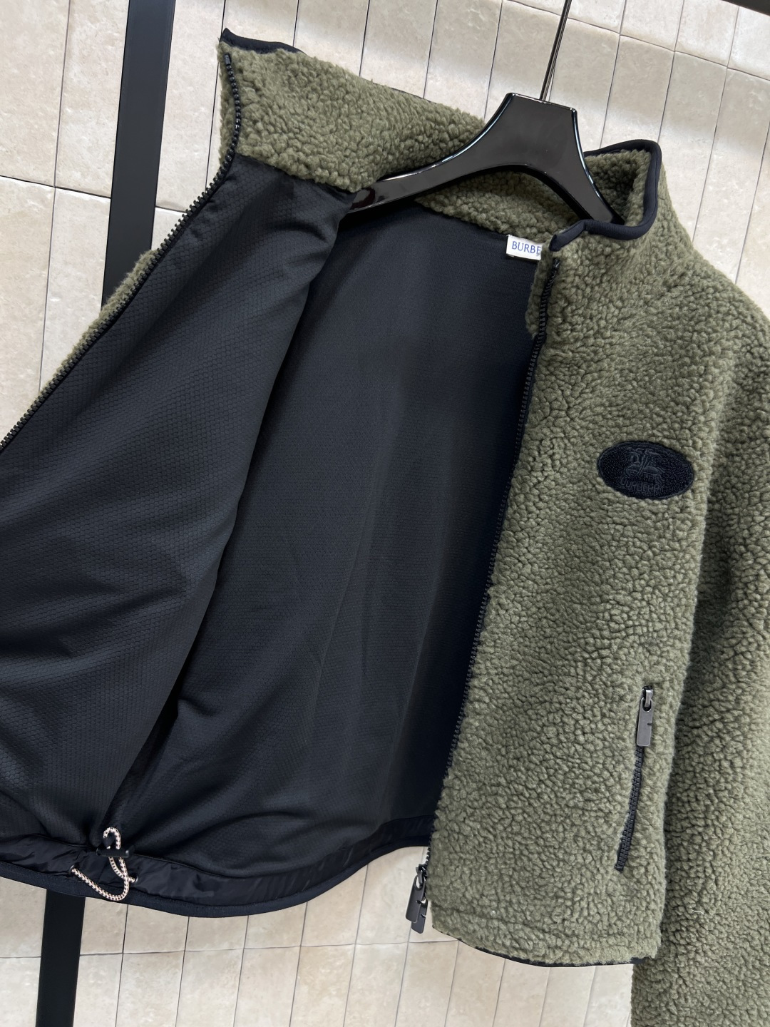 25秋冬新款 立领羊羔毛外套 以对现代设计的无限热忱 完美诠释精致摩登的设计理念 品牌将创新的材质与精致