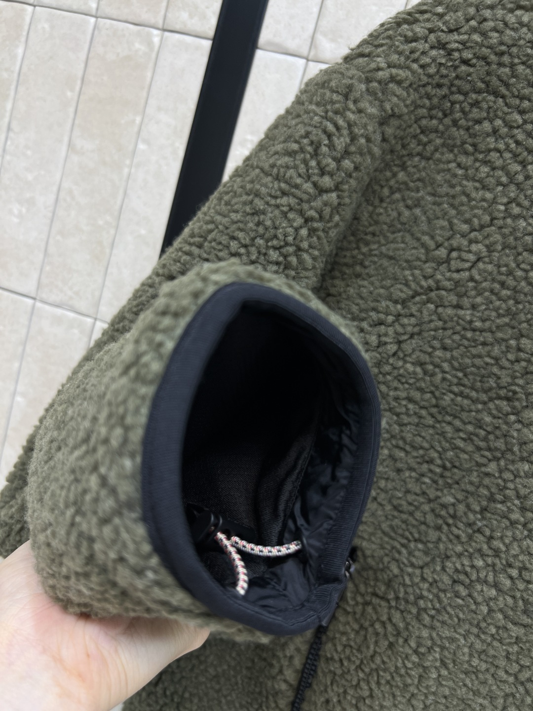 25秋冬新款 立领羊羔毛外套 以对现代设计的无限热忱 完美诠释精致摩登的设计理念 品牌将创新的材质与精致