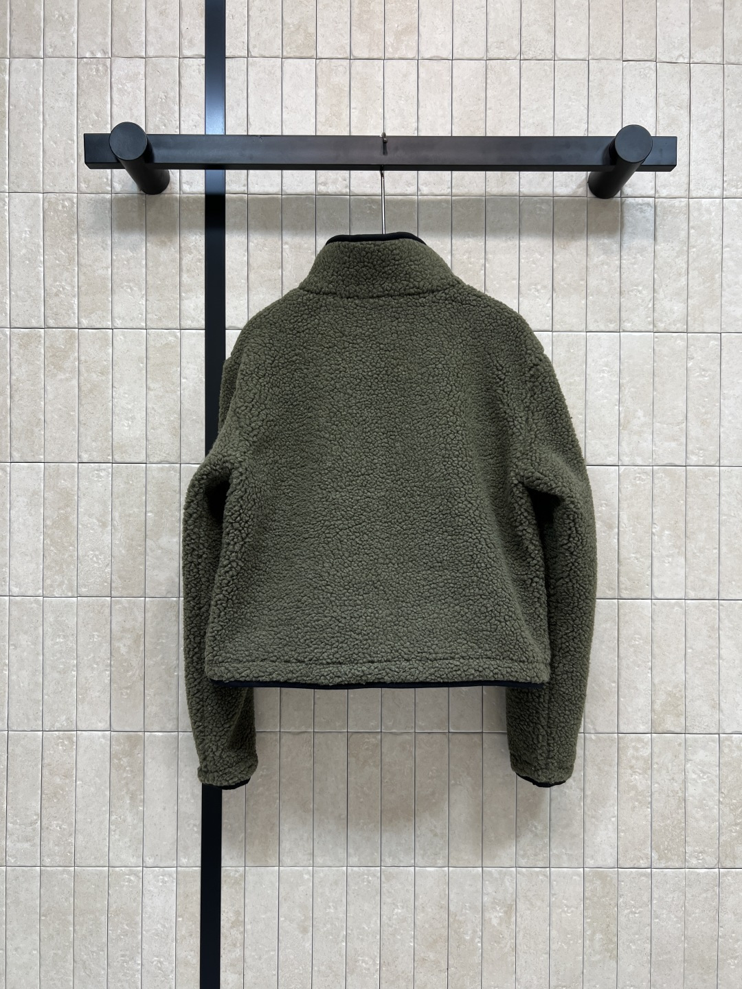 25秋冬新款 立领羊羔毛外套 以对现代设计的无限热忱 完美诠释精致摩登的设计理念 品牌将创新的材质与精致