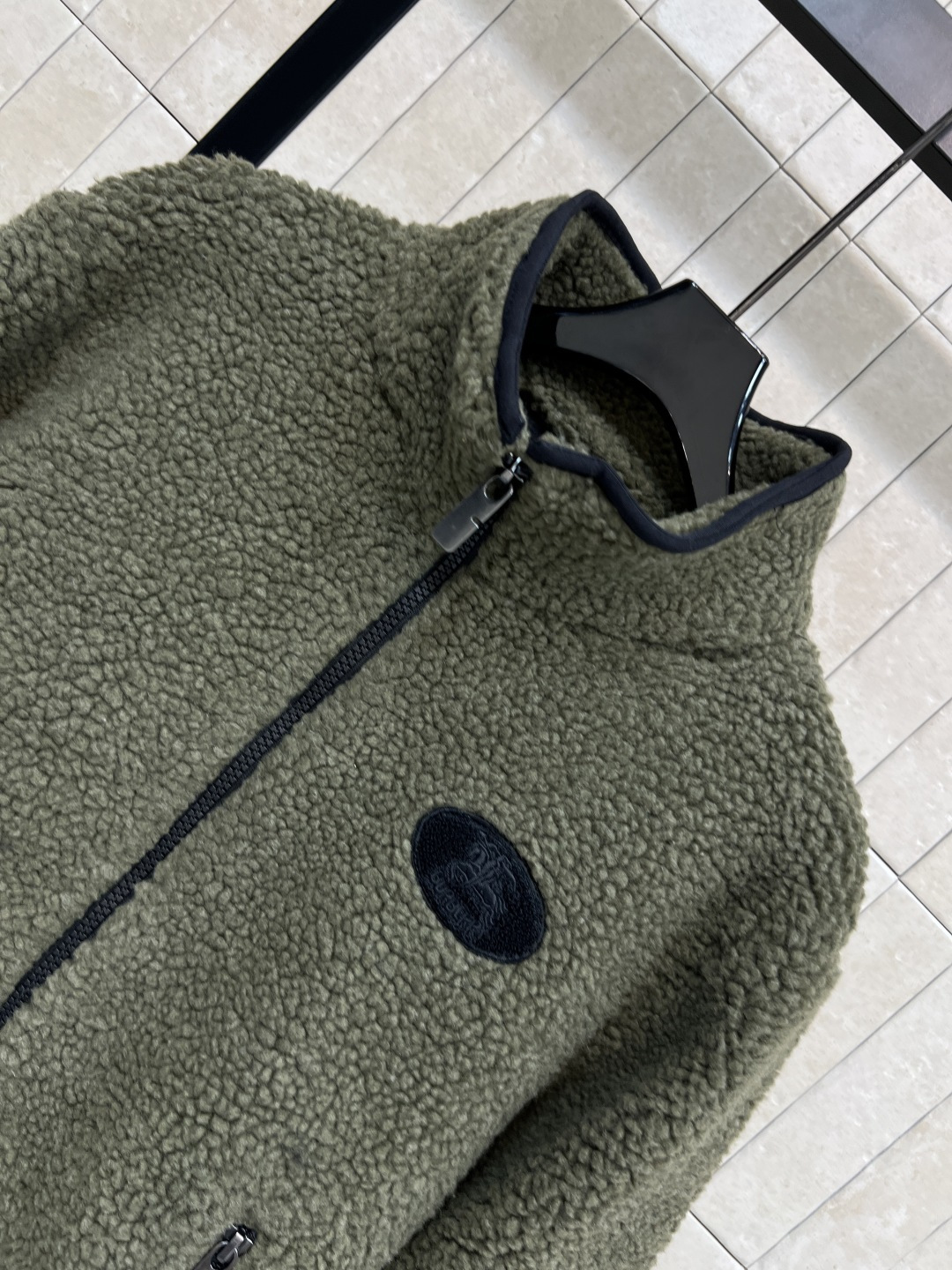 25秋冬新款 立领羊羔毛外套 以对现代设计的无限热忱 完美诠释精致摩登的设计理念 品牌将创新的材质与精致