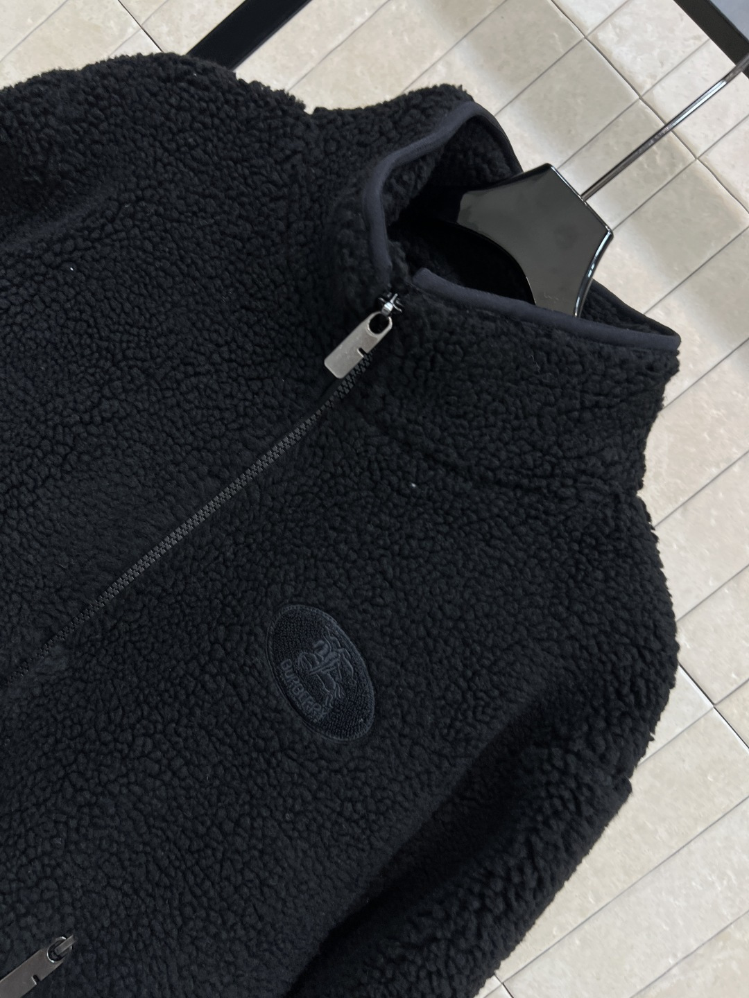 25秋冬新款 立领羊羔毛外套 以对现代设计的无限热忱 完美诠释精致摩登的设计理念 品牌将创新的材质与精致