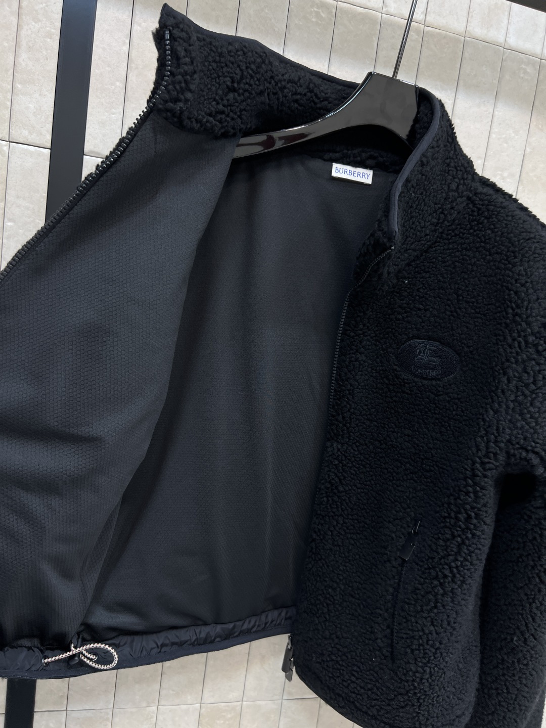 25秋冬新款 立领羊羔毛外套 以对现代设计的无限热忱 完美诠释精致摩登的设计理念 品牌将创新的材质与精致