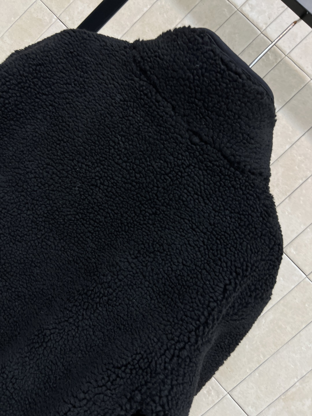 25秋冬新款 立领羊羔毛外套 以对现代设计的无限热忱 完美诠释精致摩登的设计理念 品牌将创新的材质与精致