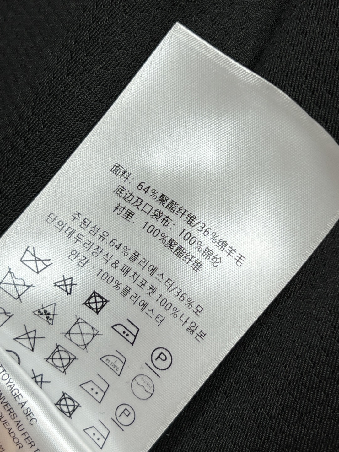 25秋冬新款 立领羊羔毛外套 以对现代设计的无限热忱 完美诠释精致摩登的设计理念 品牌将创新的材质与精致