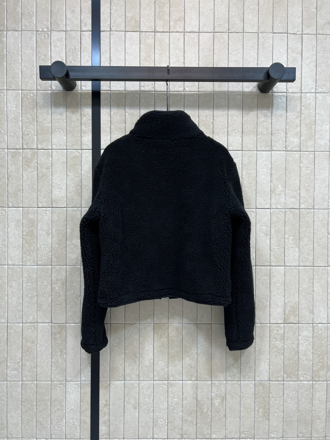 25秋冬新款 立领羊羔毛外套 以对现代设计的无限热忱 完美诠释精致摩登的设计理念 品牌将创新的材质与精致