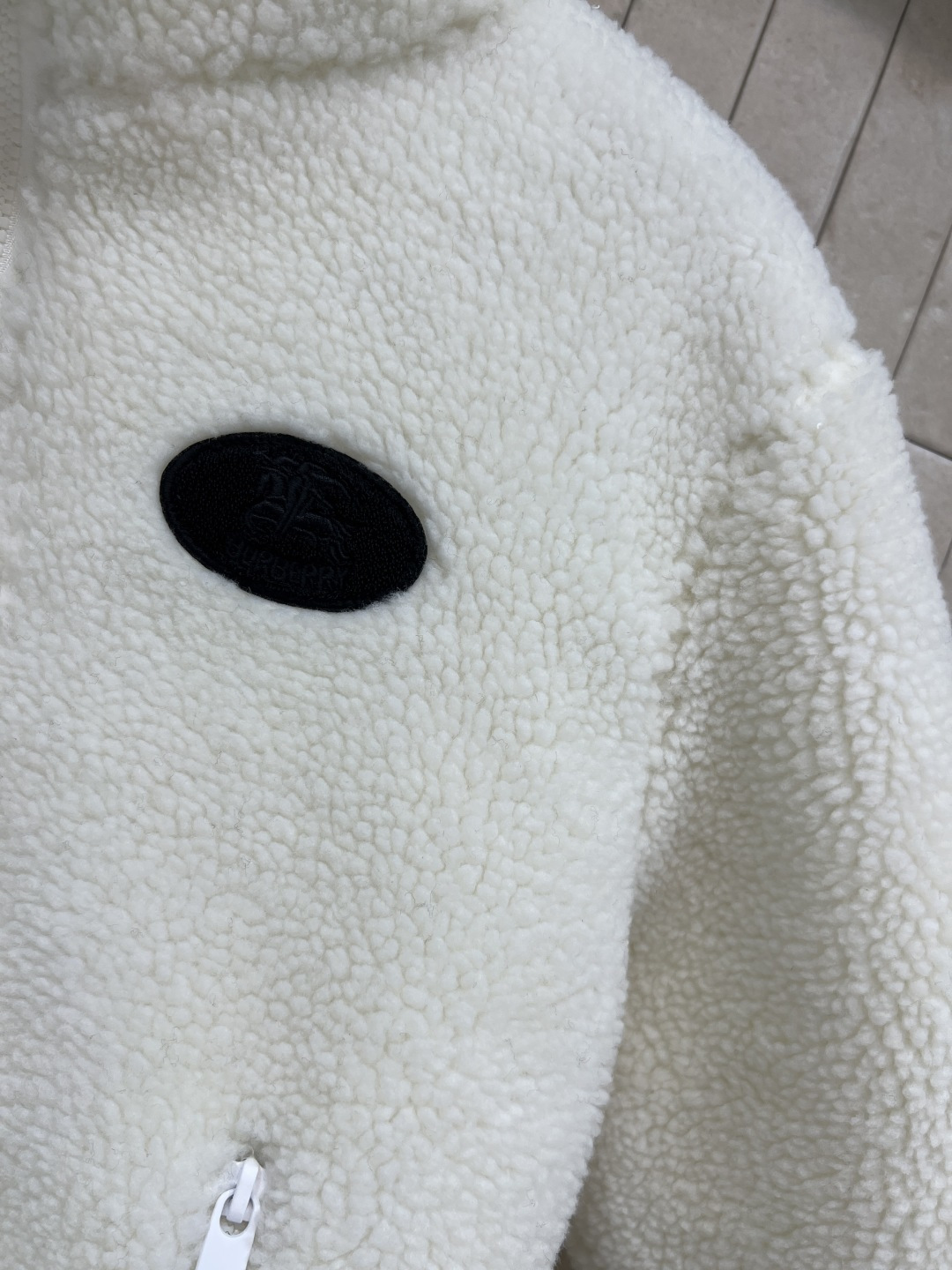 25秋冬新款 立领羊羔毛外套 以对现代设计的无限热忱 完美诠释精致摩登的设计理念 品牌将创新的材质与精致