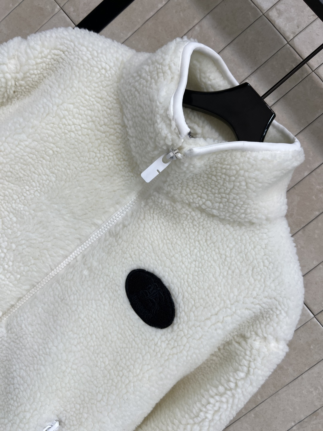 25秋冬新款 立领羊羔毛外套 以对现代设计的无限热忱 完美诠释精致摩登的设计理念 品牌将创新的材质与精致