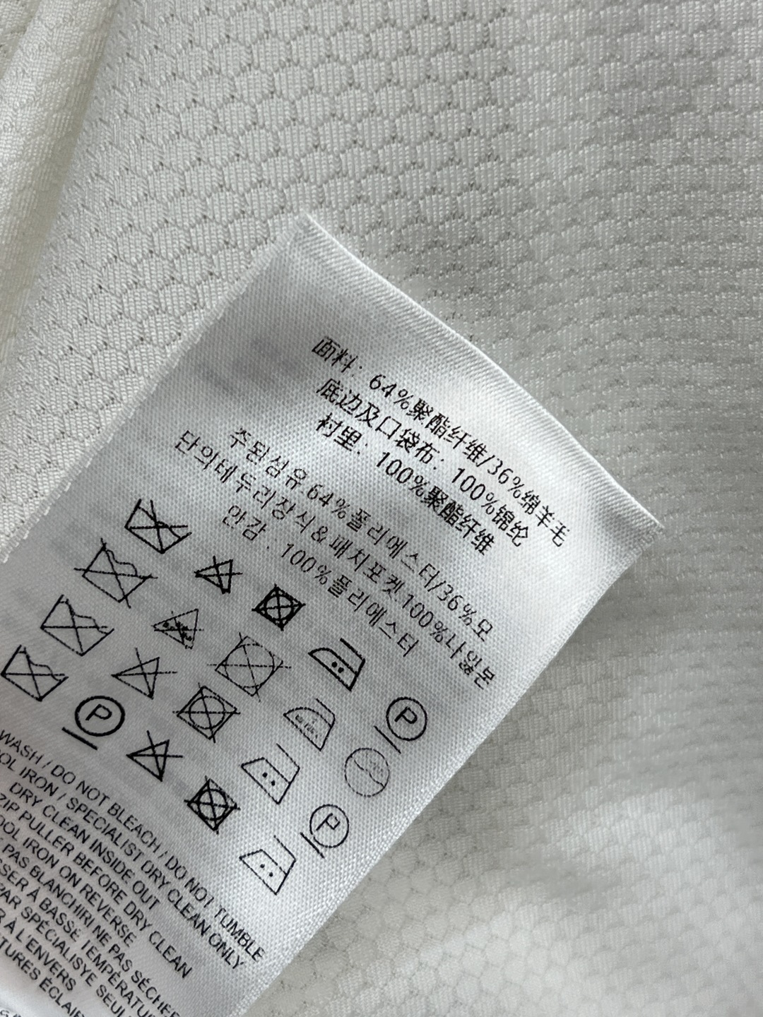 25秋冬新款 立领羊羔毛外套 以对现代设计的无限热忱 完美诠释精致摩登的设计理念 品牌将创新的材质与精致