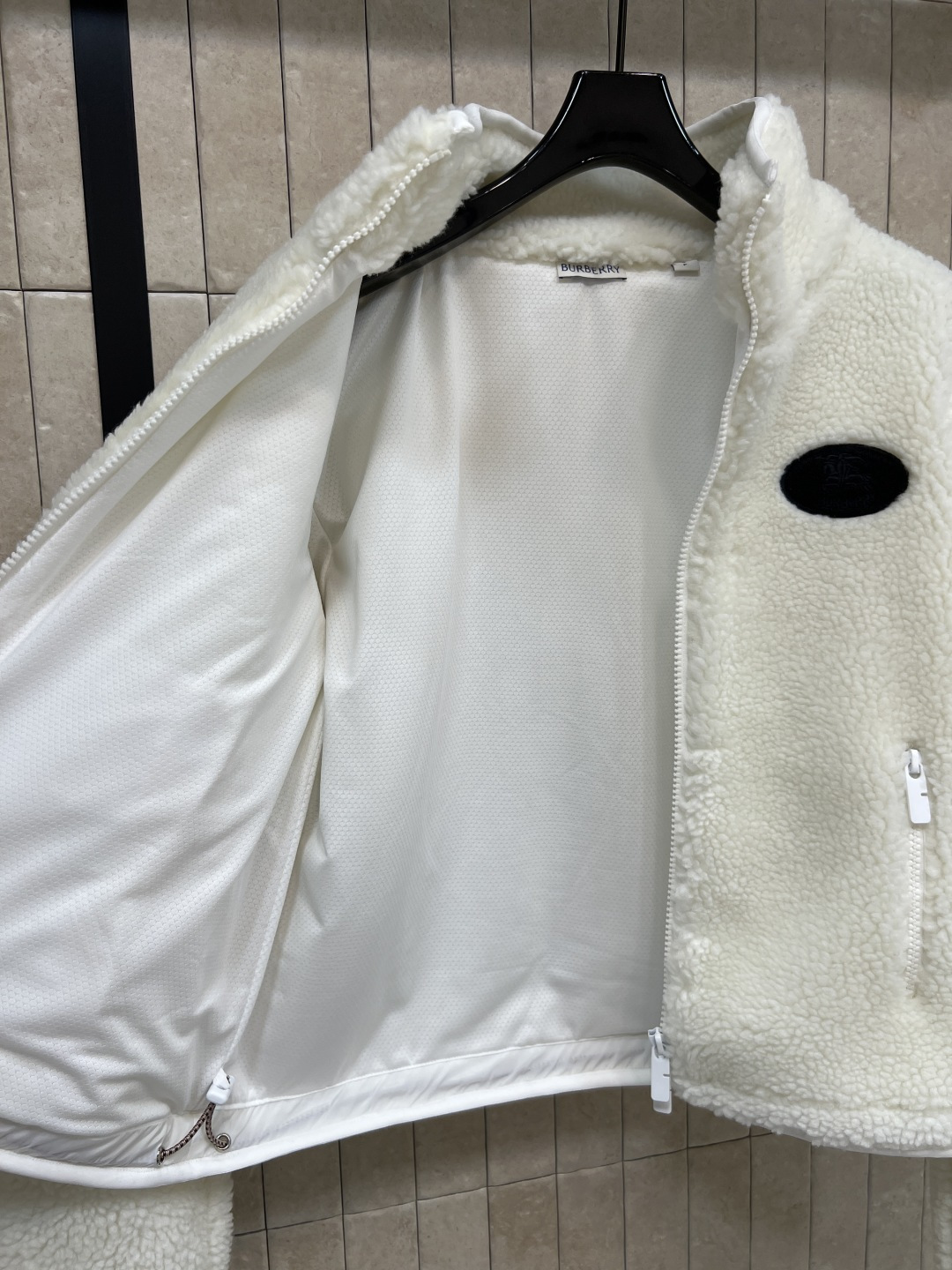 25秋冬新款 立领羊羔毛外套 以对现代设计的无限热忱 完美诠释精致摩登的设计理念 品牌将创新的材质与精致