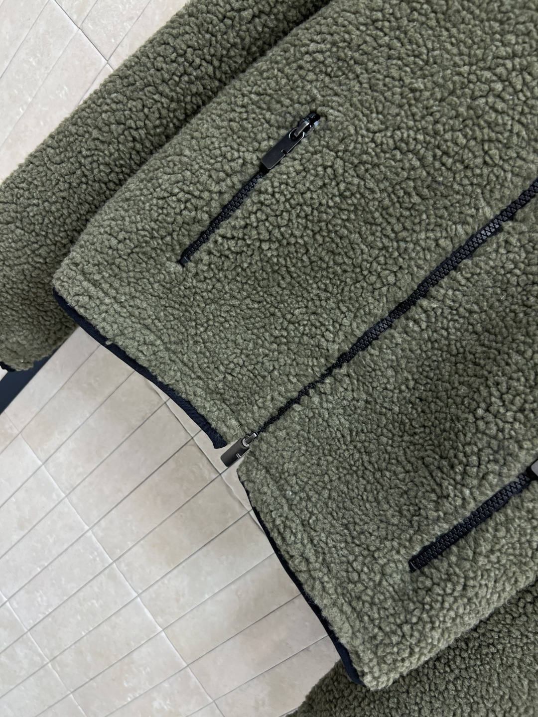 25秋冬新款 立领羊羔毛外套 以对现代设计的无限热忱 完美诠释精致摩登的设计理念 品牌将创新的材质与精致