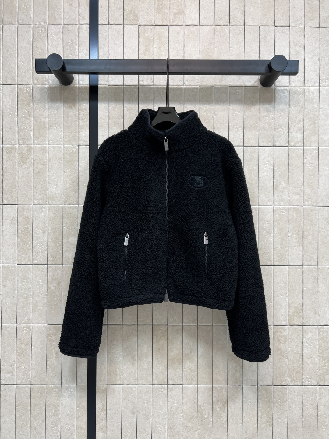 NO:507870,New autumn and winter styles stand-up collar lamb fur coats with unlimited enthusiasm for modern designs perfectly interpret the exquisite and modern design concepts. The brand combines innovative materials with exquisite concepts to create exquisite and elegant items. Soft and comfortable lamb fur grain coats. Daily matching is limitless. Warm and practical wear is super high-end. Three-color three-code Size/S-M-L,, jackets & coats,alexander wang19860909秋冬新款 立领羊羔毛外套 以对现代设计的无限热忱 完美诠释精致摩登的设计理念 品牌将创新的材质与精致的理念相结合 打造出精致优雅的单品 柔软舒适的羊羔毛颗粒感外套 日常搭配无极限 保暖实穿超高级 三色三码Size/S-M-L,,jackets & coats,alexander wang,Women's clothing