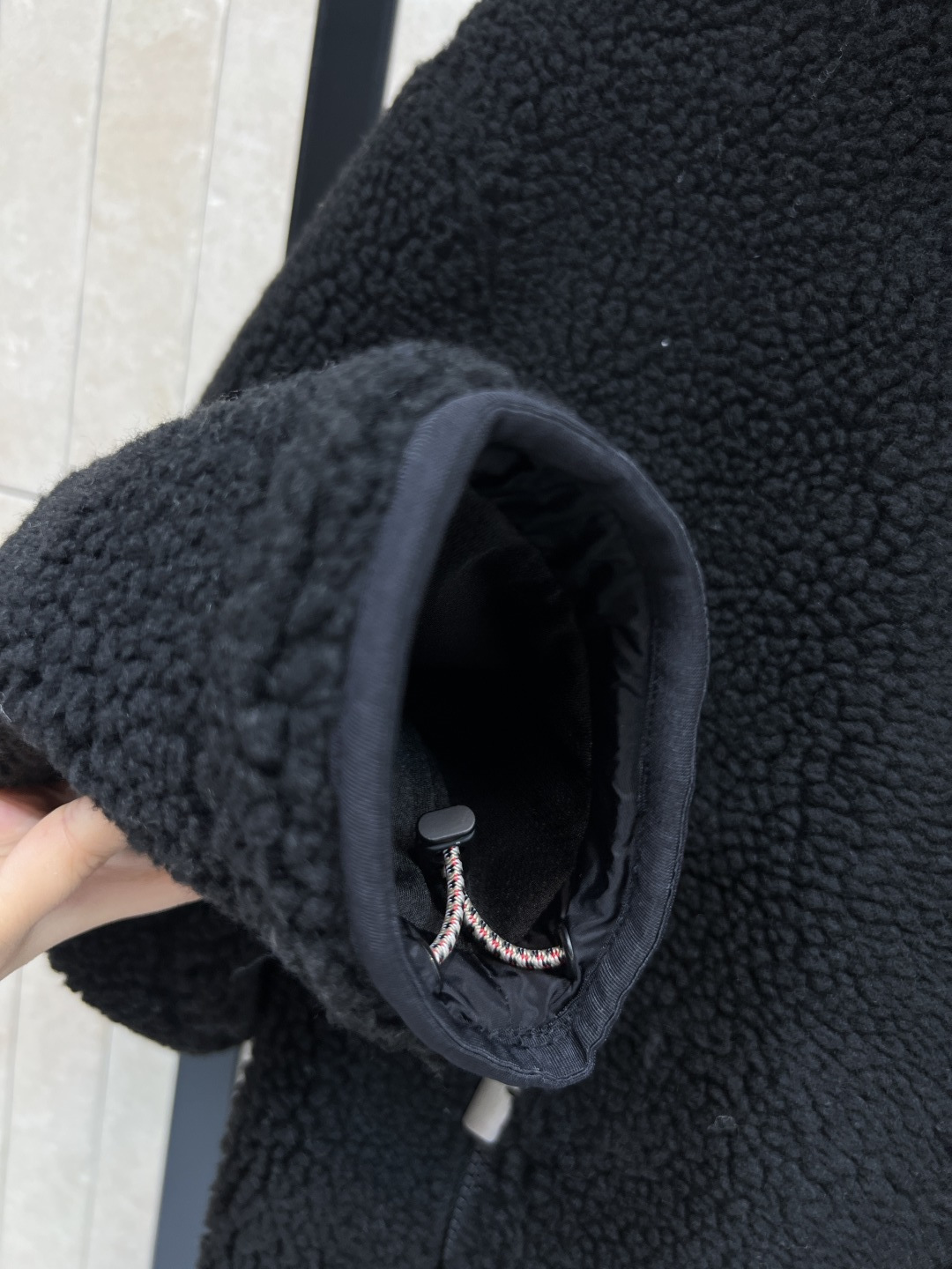 25秋冬新款 立领羊羔毛外套 以对现代设计的无限热忱 完美诠释精致摩登的设计理念 品牌将创新的材质与精致