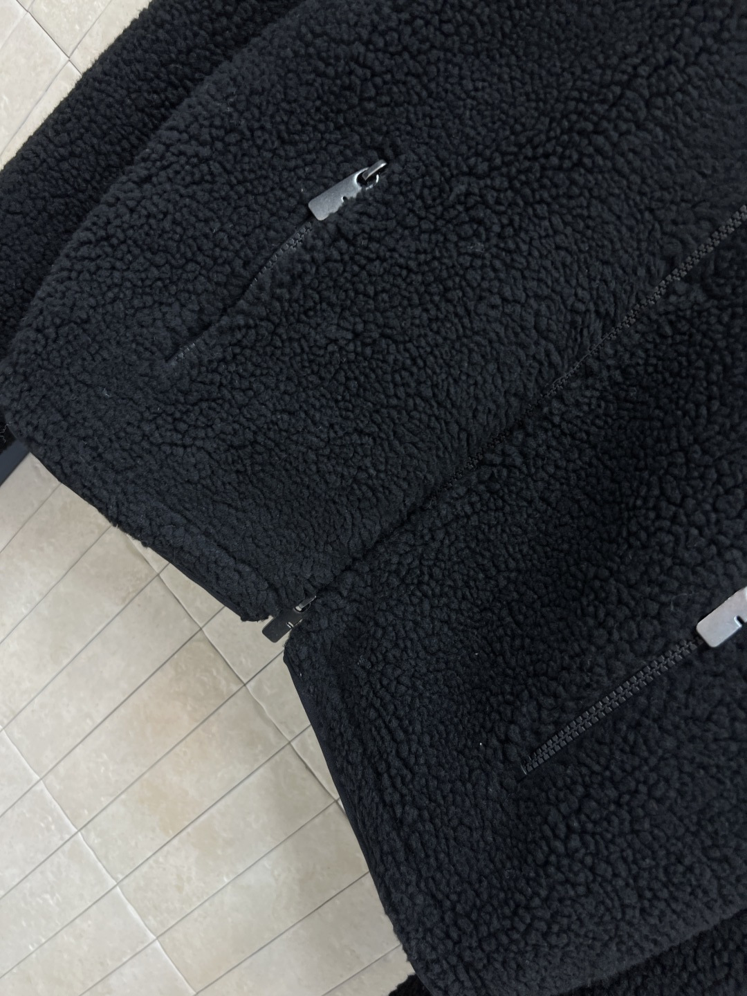 25秋冬新款 立领羊羔毛外套 以对现代设计的无限热忱 完美诠释精致摩登的设计理念 品牌将创新的材质与精致