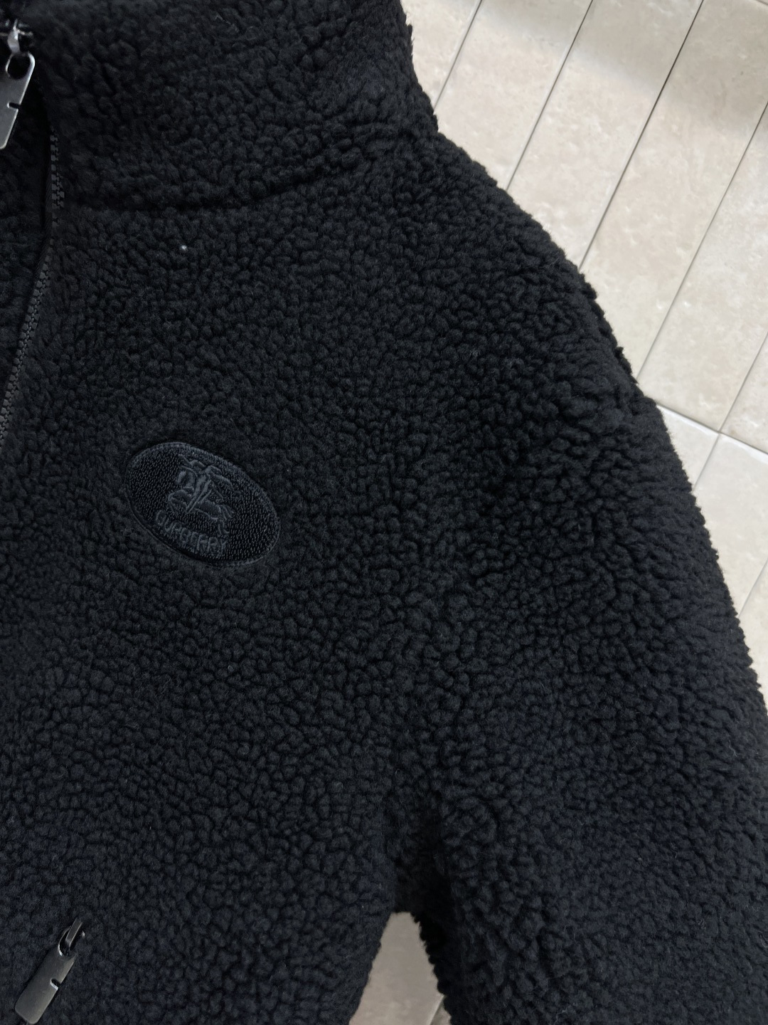 25秋冬新款 立领羊羔毛外套 以对现代设计的无限热忱 完美诠释精致摩登的设计理念 品牌将创新的材质与精致