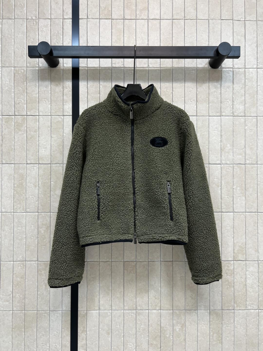 NO:507864,New autumn and winter styles stand-up collar lamb fur coats with unlimited enthusiasm for modern designs perfectly interpret the exquisite and modern design concepts. The brand combines innovative materials with exquisite concepts to create exquisite and elegant items. Soft and comfortable lamb fur grain coats. Daily matching is limitless. Warm and practical wear is super high-end. Three-color three-code Size/S-M-L,, jackets & coats,alexander wang19860909秋冬新款 立领羊羔毛外套 以对现代设计的无限热忱 完美诠释精致摩登的设计理念 品牌将创新的材质与精致的理念相结合 打造出精致优雅的单品 柔软舒适的羊羔毛颗粒感外套 日常搭配无极限 保暖实穿超高级 三色三码Size/S-M-L,,jackets & coats,alexander wang,Women's clothing