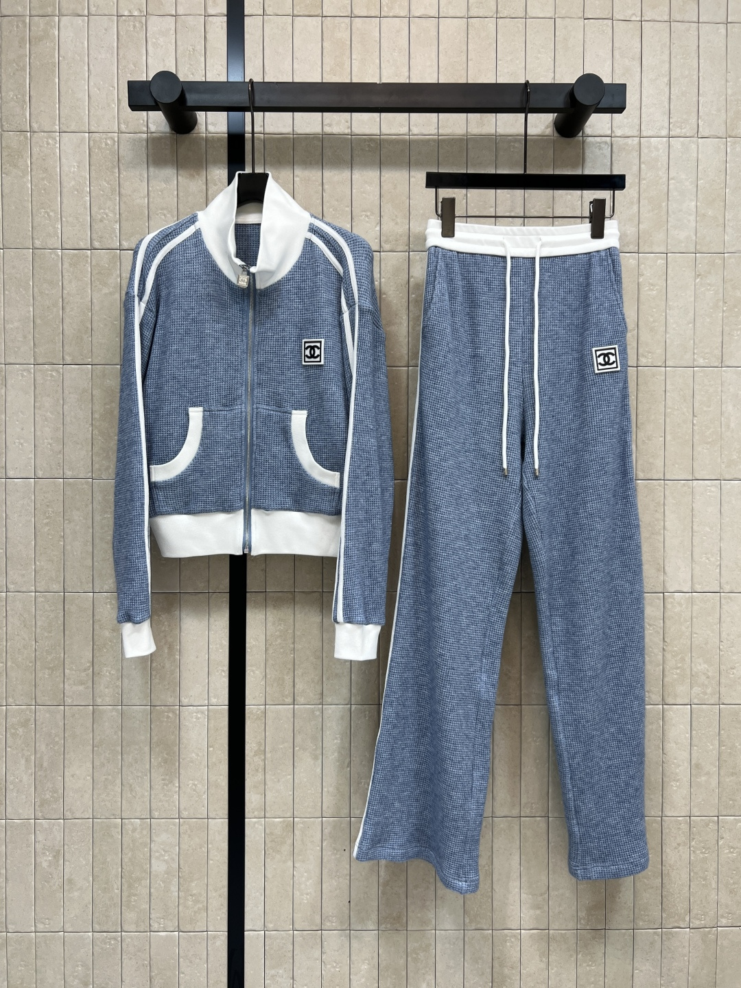 NO:507844,Xiaoxiangjia 25 autumn and winter new styles, webbing splicing casual set, daily high street items, hooded sweatshirts with elastic casual pants, chest logo embellishment, low-key and eye-catching and fashionable, very classic style, a set of top-body full of high-end feeling, good-looking and separate combinations, two colors and three codes, Size/S-M-L,,chanel,hoodie, sweatshirts, jackets & coats,hats,alexander wang19860909小香家 25秋冬新款 织带拼接休闲套装 日常高街单品 连帽卫衣外套搭配松紧休闲裤 胸口logo章仔点缀 低调又吸睛时髦 很经典的款式 一套上身高级感满满 分开搭配也好看 两色三码 Size/S-M-L,,chanel,hoodie,sweatshirts,jackets & coats,hats,alexander wang,Women's clothing
