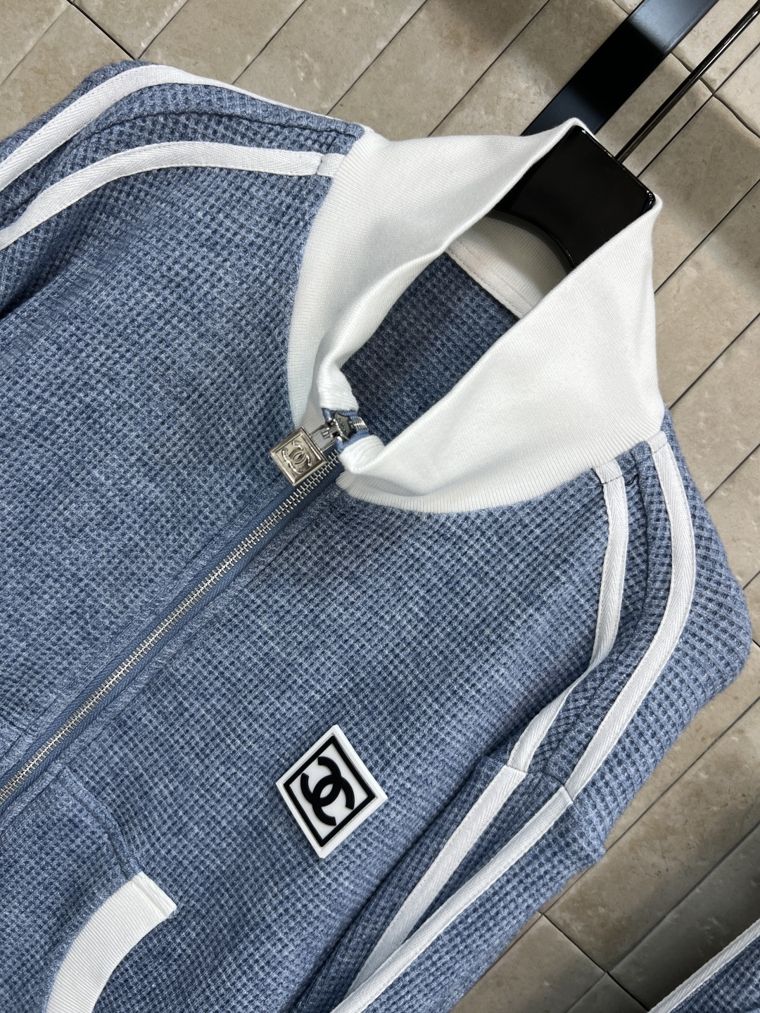 小香家 25秋冬新款 织带拼接休闲套装 日常高街单品 连帽卫衣外套搭配松紧休闲裤 胸口logo章仔点缀 