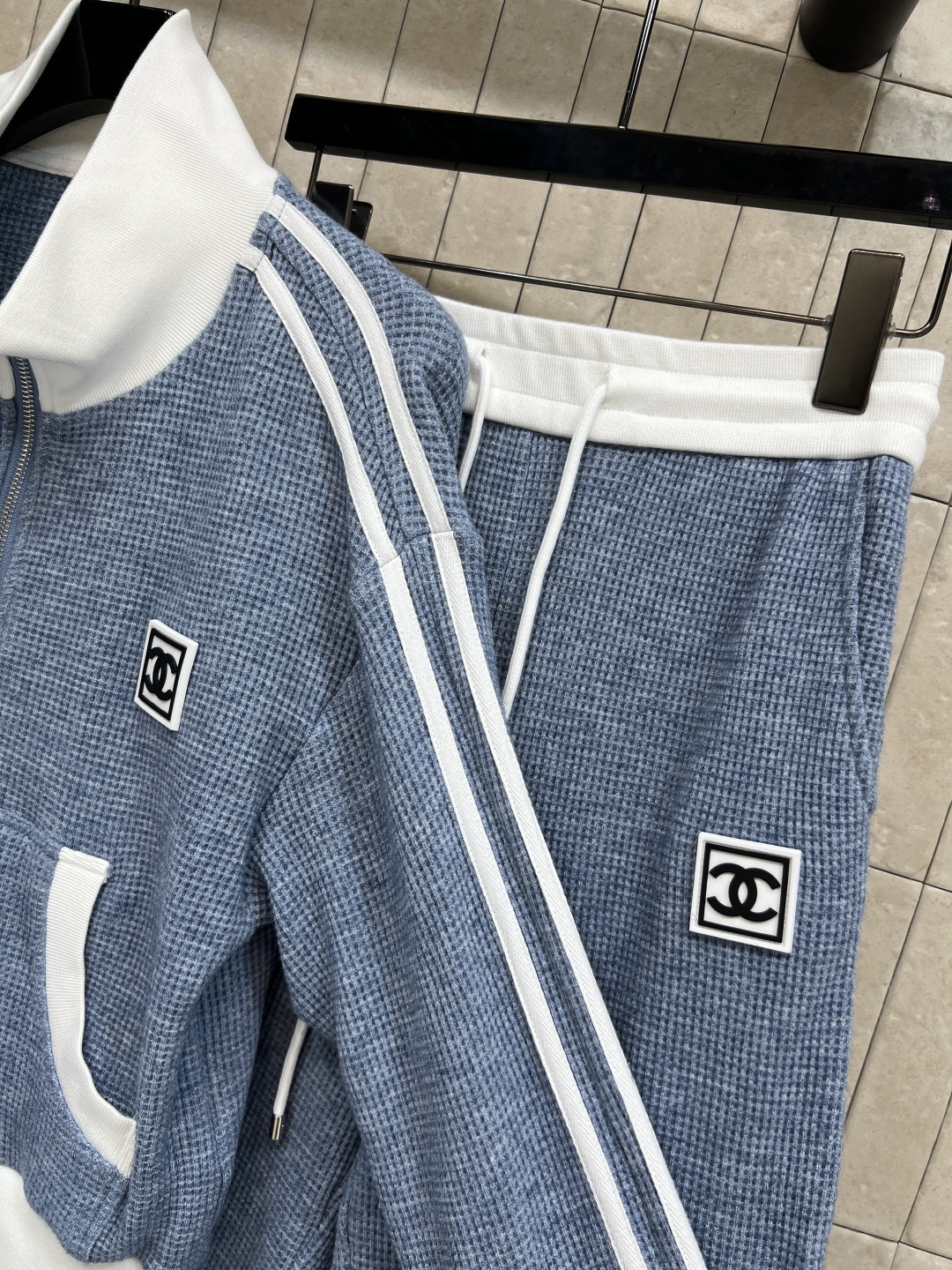 小香家 25秋冬新款 织带拼接休闲套装 日常高街单品 连帽卫衣外套搭配松紧休闲裤 胸口logo章仔点缀 