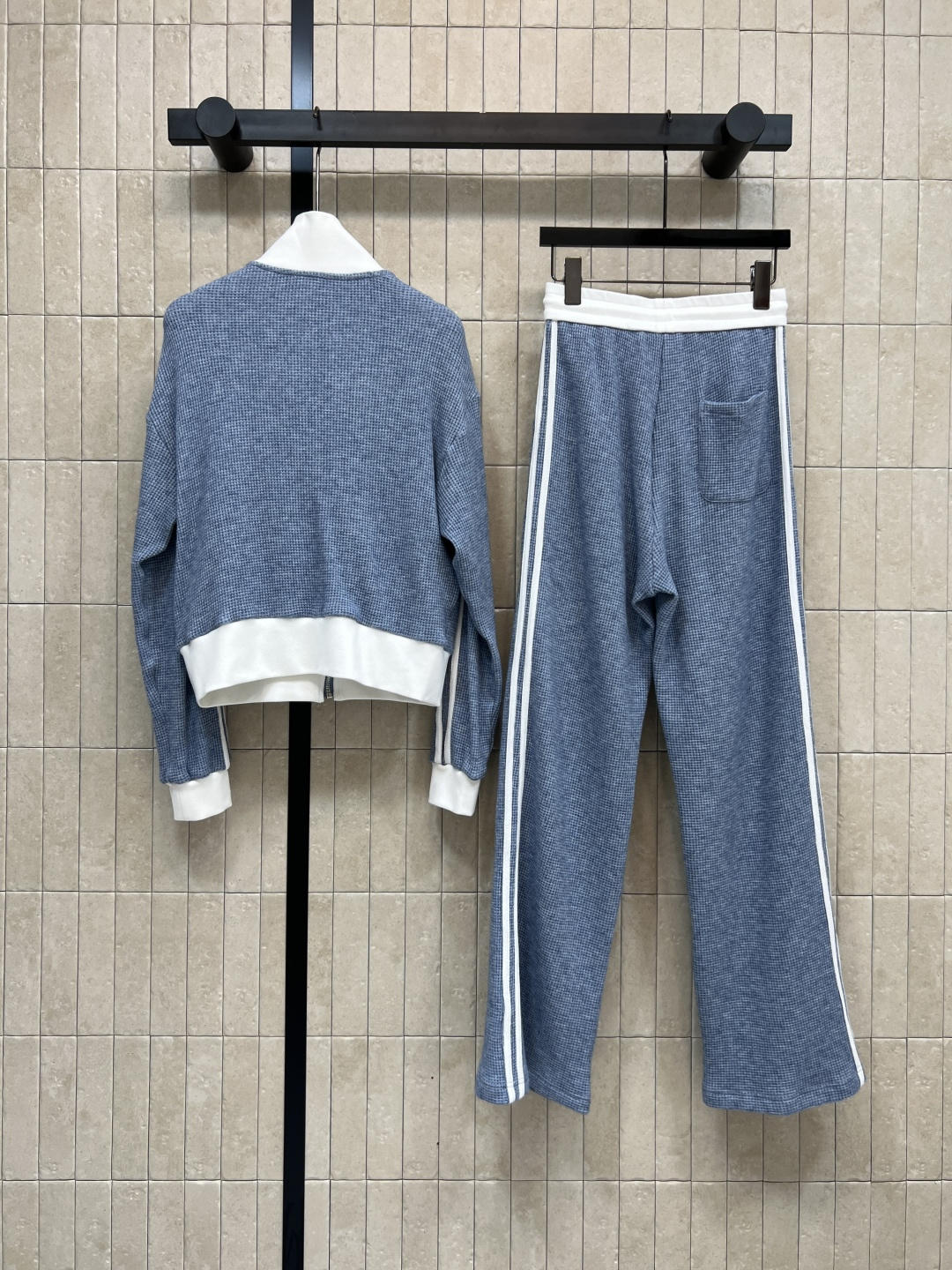 小香家 25秋冬新款 织带拼接休闲套装 日常高街单品 连帽卫衣外套搭配松紧休闲裤 胸口logo章仔点缀 