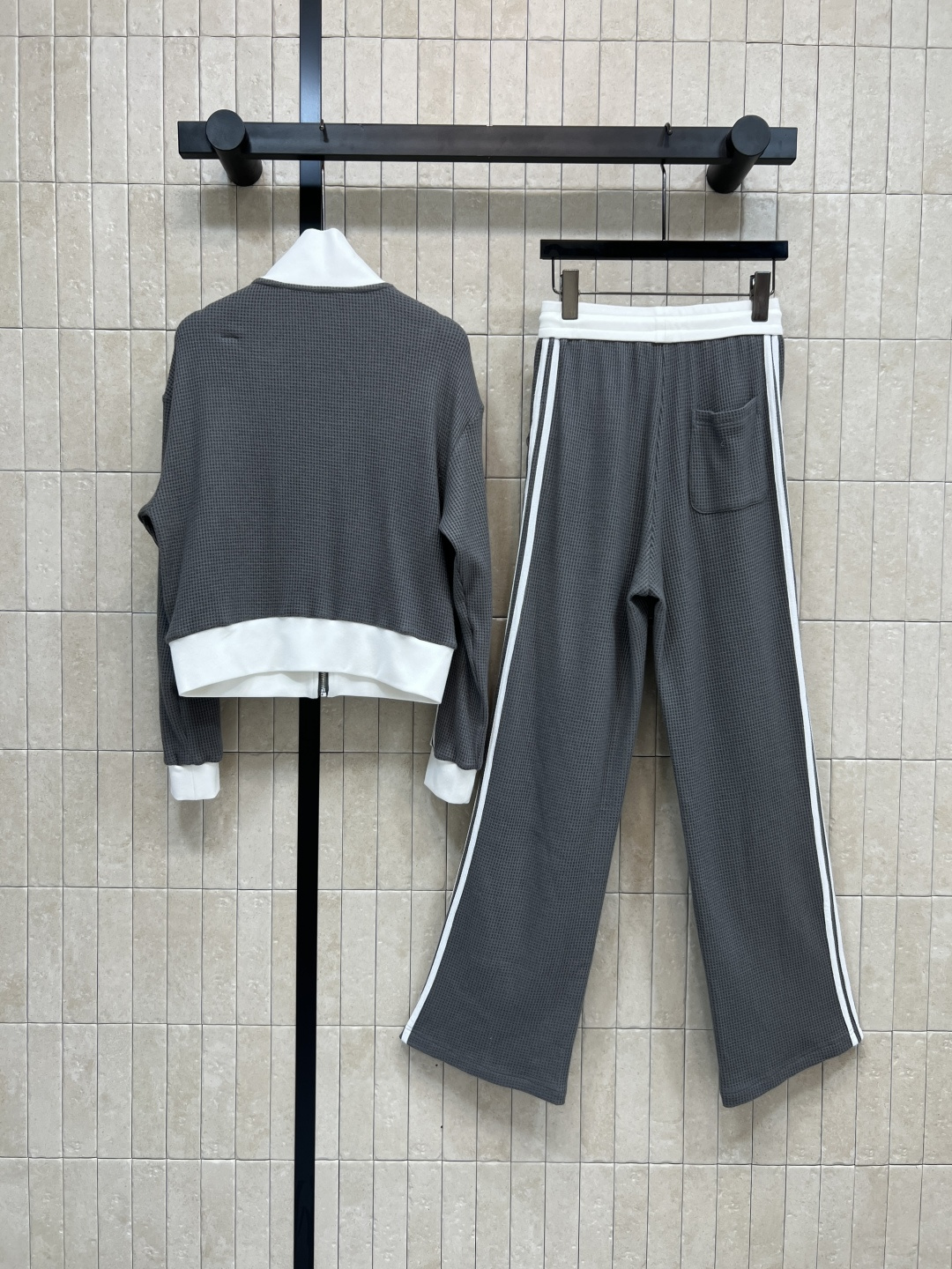 小香家 25秋冬新款 织带拼接休闲套装 日常高街单品 连帽卫衣外套搭配松紧休闲裤 胸口logo章仔点缀 