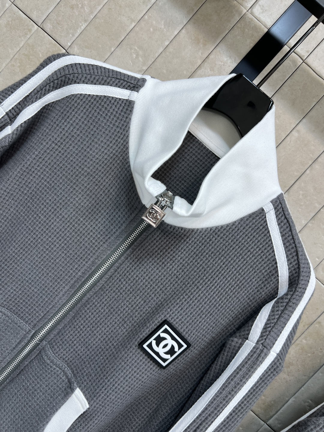 小香家 25秋冬新款 织带拼接休闲套装 日常高街单品 连帽卫衣外套搭配松紧休闲裤 胸口logo章仔点缀 