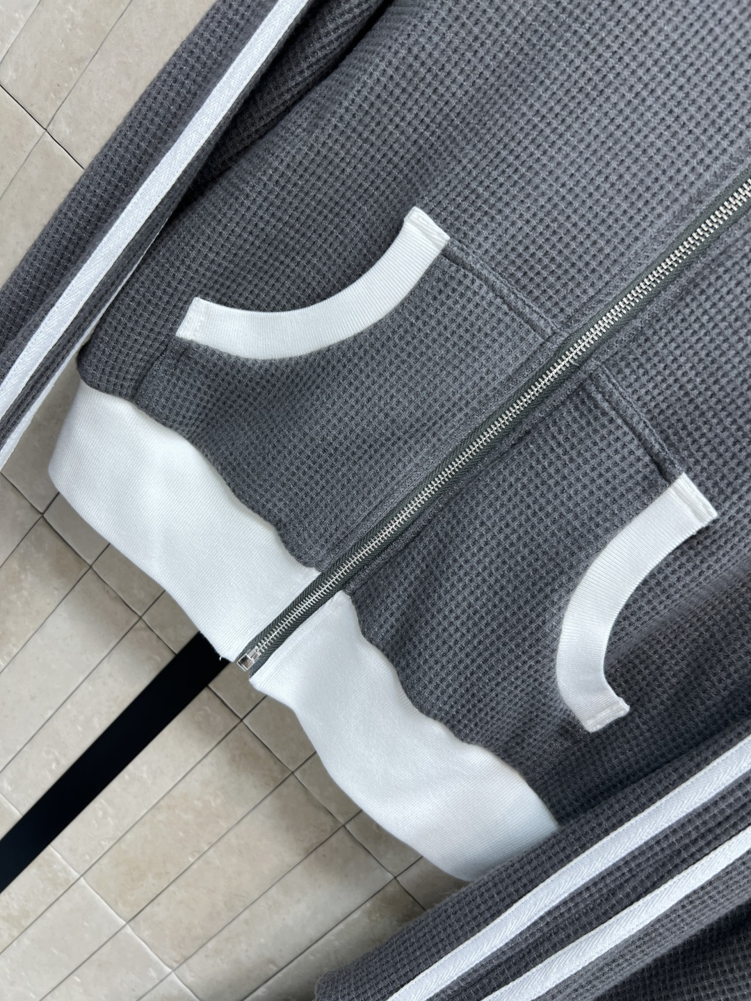 小香家 25秋冬新款 织带拼接休闲套装 日常高街单品 连帽卫衣外套搭配松紧休闲裤 胸口logo章仔点缀 