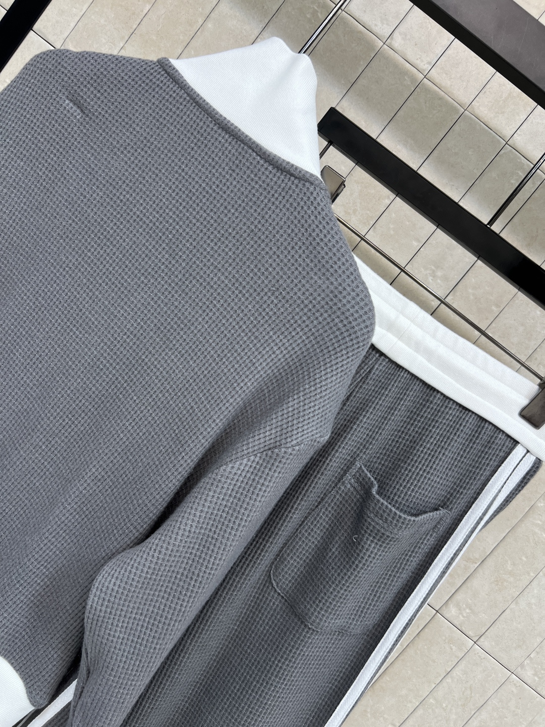 小香家 25秋冬新款 织带拼接休闲套装 日常高街单品 连帽卫衣外套搭配松紧休闲裤 胸口logo章仔点缀 