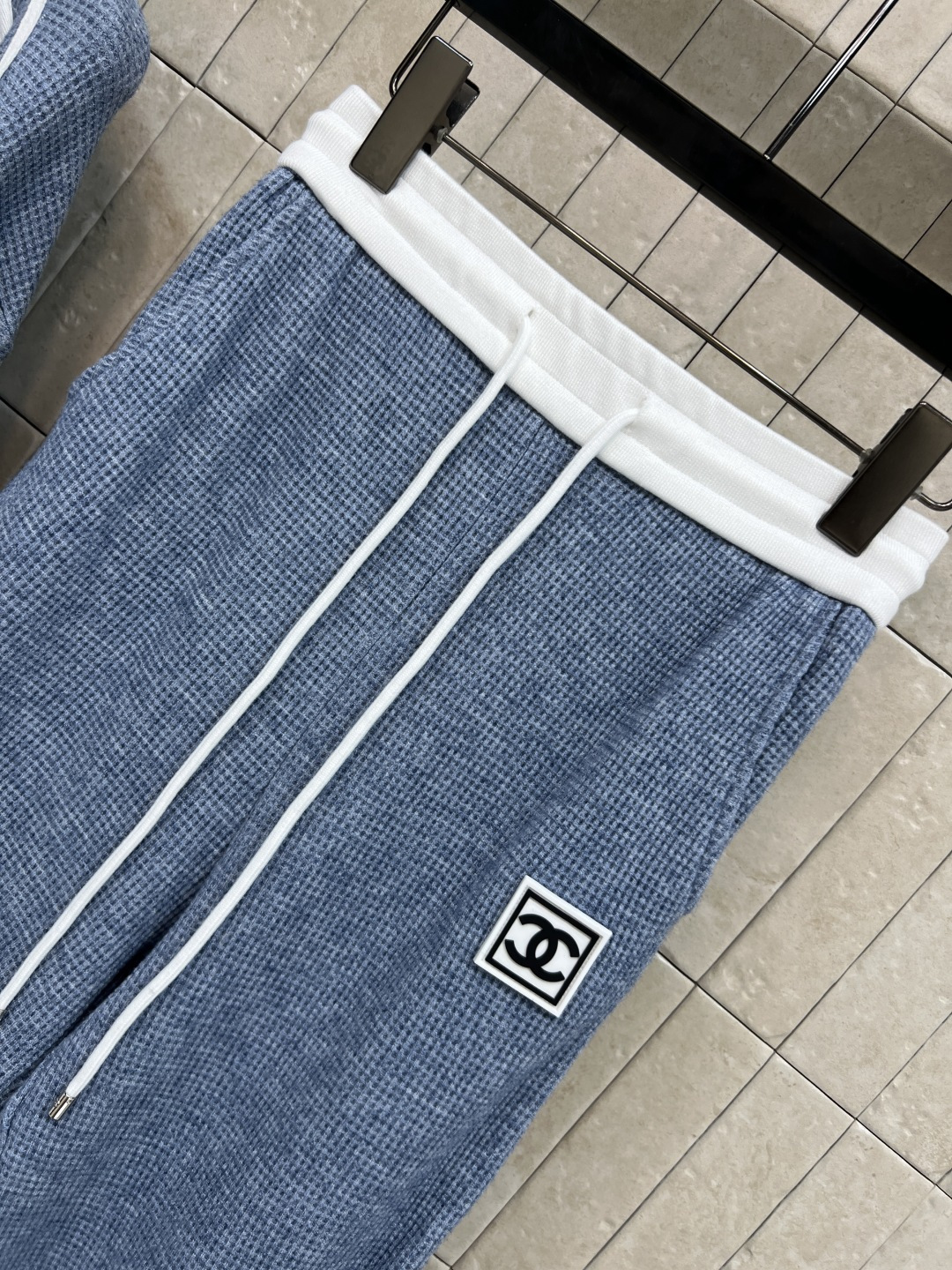 小香家 25秋冬新款 织带拼接休闲套装 日常高街单品 连帽卫衣外套搭配松紧休闲裤 胸口logo章仔点缀 