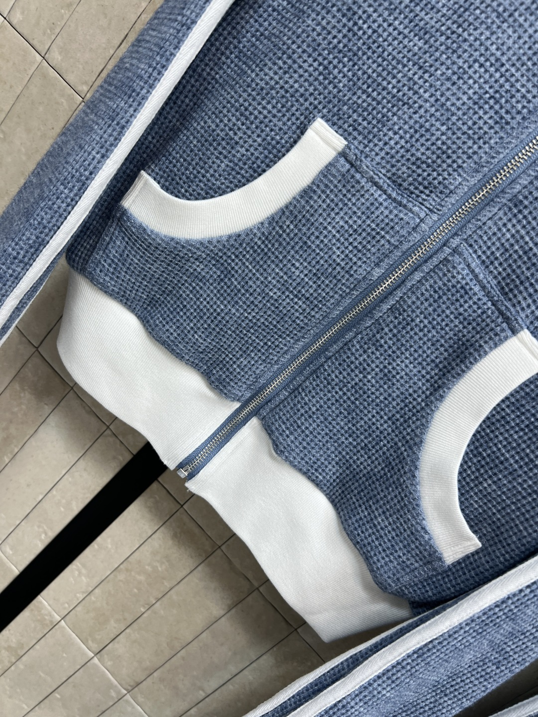 小香家 25秋冬新款 织带拼接休闲套装 日常高街单品 连帽卫衣外套搭配松紧休闲裤 胸口logo章仔点缀 