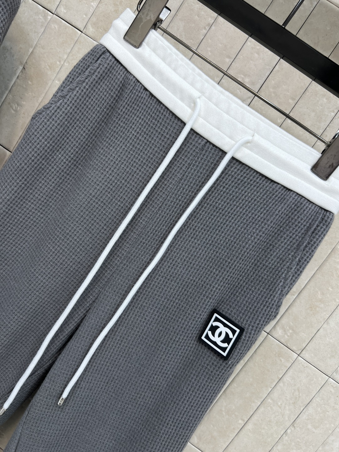 小香家 25秋冬新款 织带拼接休闲套装 日常高街单品 连帽卫衣外套搭配松紧休闲裤 胸口logo章仔点缀 