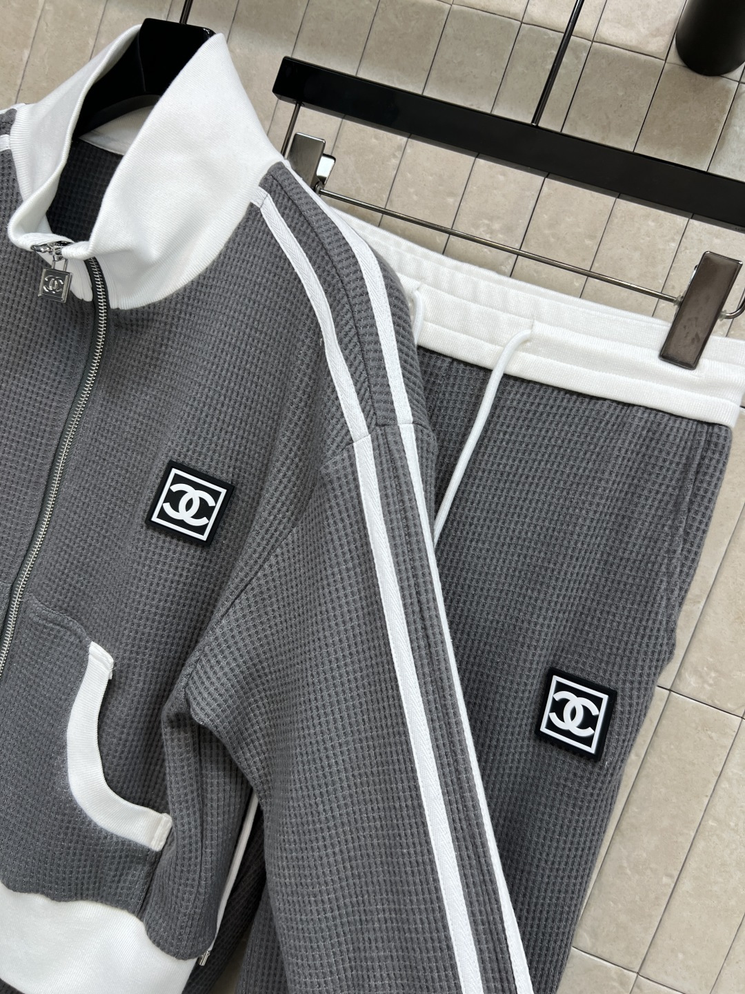 小香家 25秋冬新款 织带拼接休闲套装 日常高街单品 连帽卫衣外套搭配松紧休闲裤 胸口logo章仔点缀 