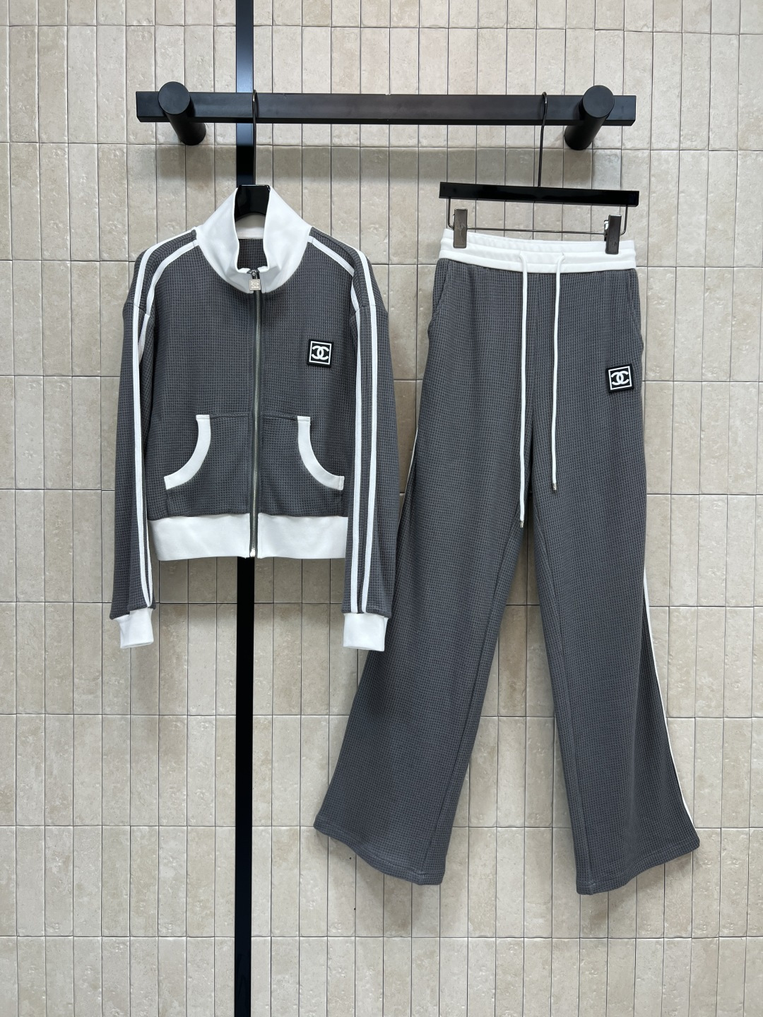 NO:507850,Xiaoxiangjia 25 autumn and winter new styles, webbing splicing casual set, daily high street items, hooded sweatshirts with elastic casual pants, chest logo embellishment, low-key and eye-catching and fashionable, very classic style, a set of top-body full of high-end feel, good to match separately, two colors and three codes, Size/S-M-L,,chanel,hoodie, sweatshirts, jackets & coats,hats,alexander wang19860909小香家 25秋冬新款 织带拼接休闲套装 日常高街单品 连帽卫衣外套搭配松紧休闲裤 胸口logo章仔点缀 低调又吸睛时髦 很经典的款式 一套上身高级感满满 分开搭配也好看 两色三码 Size/S-M-L,,chanel,hoodie,sweatshirts,jackets & coats,hats,alexander wang,Women's clothing