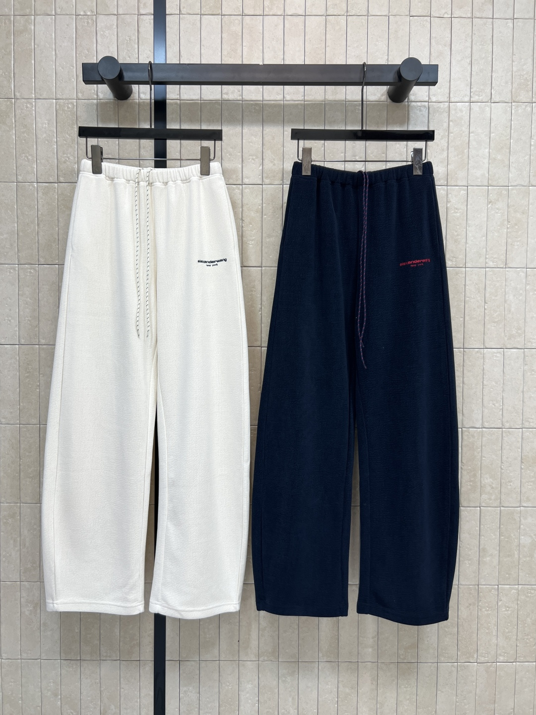 NO:507856,AW Home 25 autumn and winter new logo embroidered corduroy scimitar casual pants Daily matching casual pants Elastic waist design Wide-leg scimitar pants slimming on the upper body Two colors Three sizes Size/S-M-L,,alexander wang19860909AW家 25秋冬新款 logo刺绣灯芯绒弯刀休闲裤 日常搭配休闲裤 松紧腰设计 阔腿弯刀裤型 上身藏肉又显瘦 两色三码 Size/S-M-L,,alexander wang,Women's clothing
