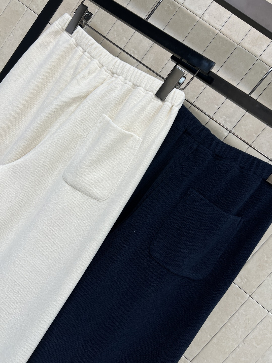 AW家 25秋冬新款 logo刺绣灯芯绒弯刀休闲裤 日常搭配休闲裤 松紧腰设计 阔腿弯刀裤型 上身藏肉又