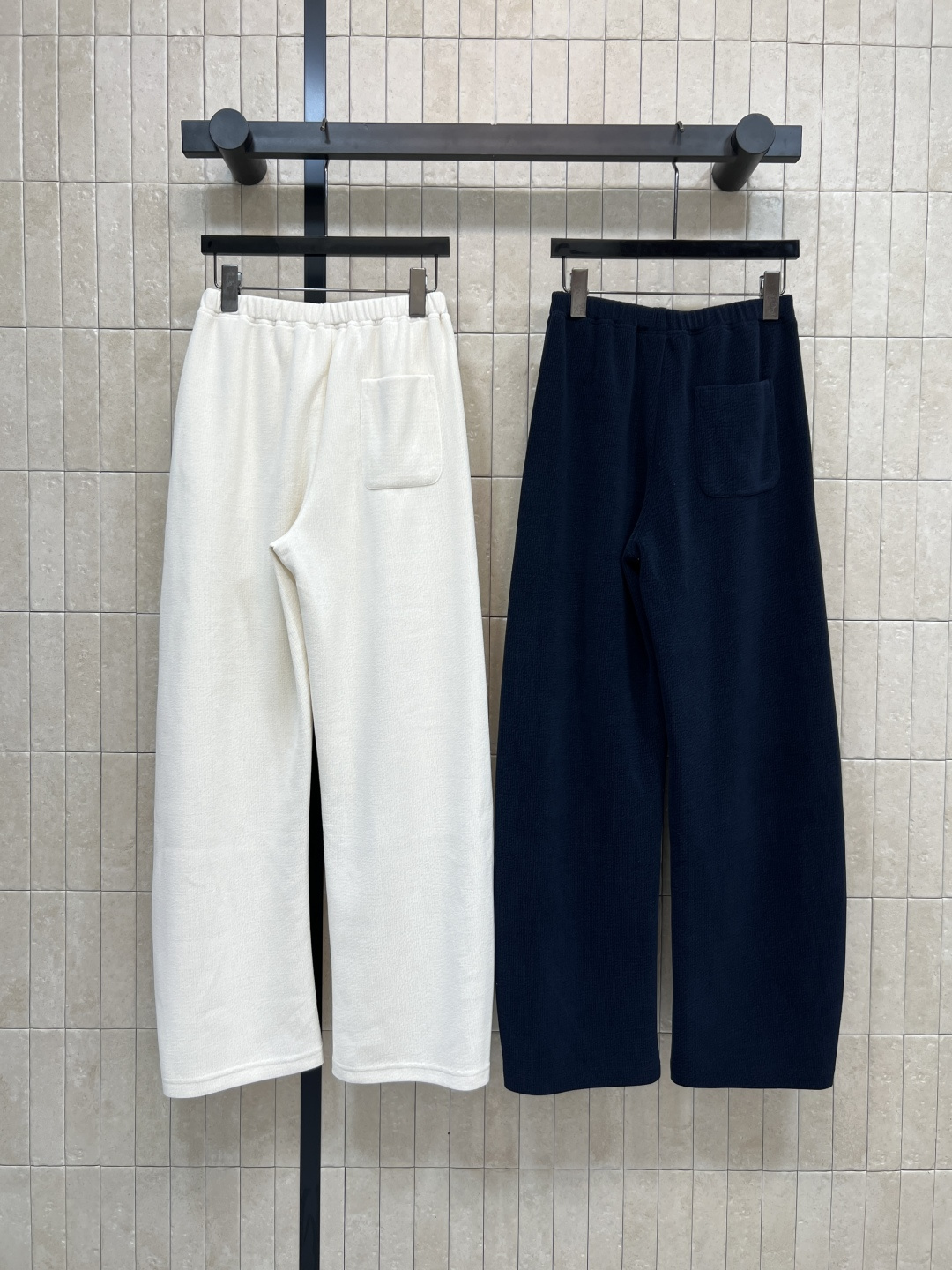 AW家 25秋冬新款 logo刺绣灯芯绒弯刀休闲裤 日常搭配休闲裤 松紧腰设计 阔腿弯刀裤型 上身藏肉又