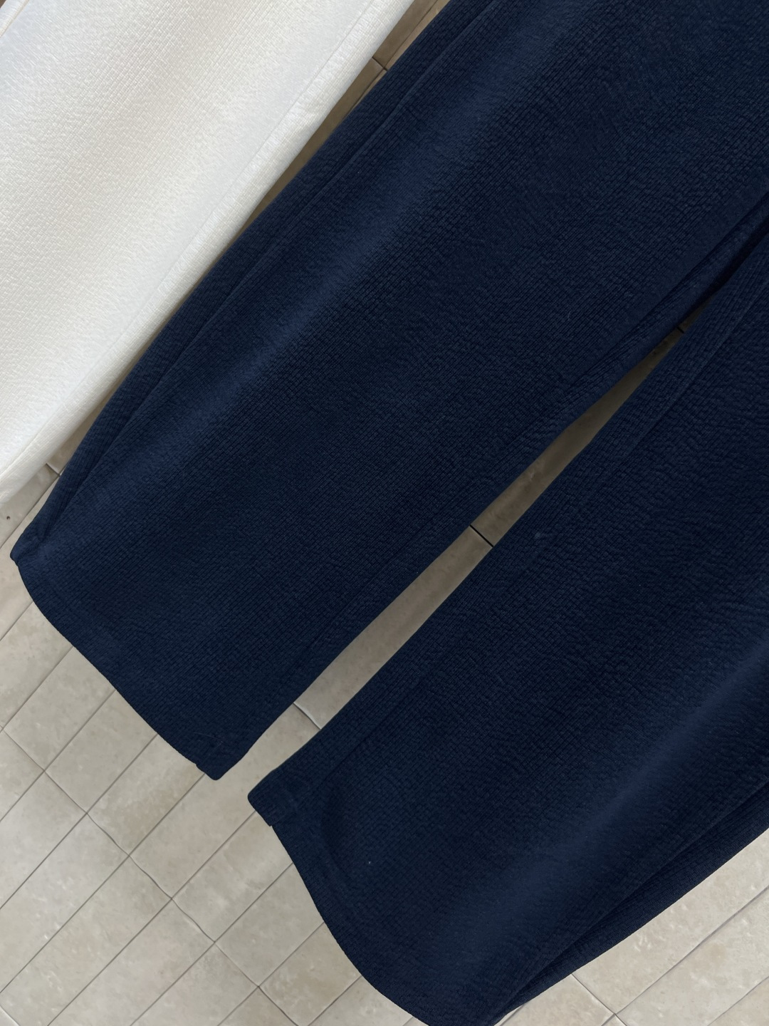 AW家 25秋冬新款 logo刺绣灯芯绒弯刀休闲裤 日常搭配休闲裤 松紧腰设计 阔腿弯刀裤型 上身藏肉又