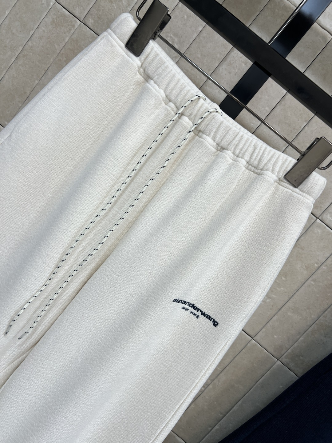 AW家 25秋冬新款 logo刺绣灯芯绒弯刀休闲裤 日常搭配休闲裤 松紧腰设计 阔腿弯刀裤型 上身藏肉又