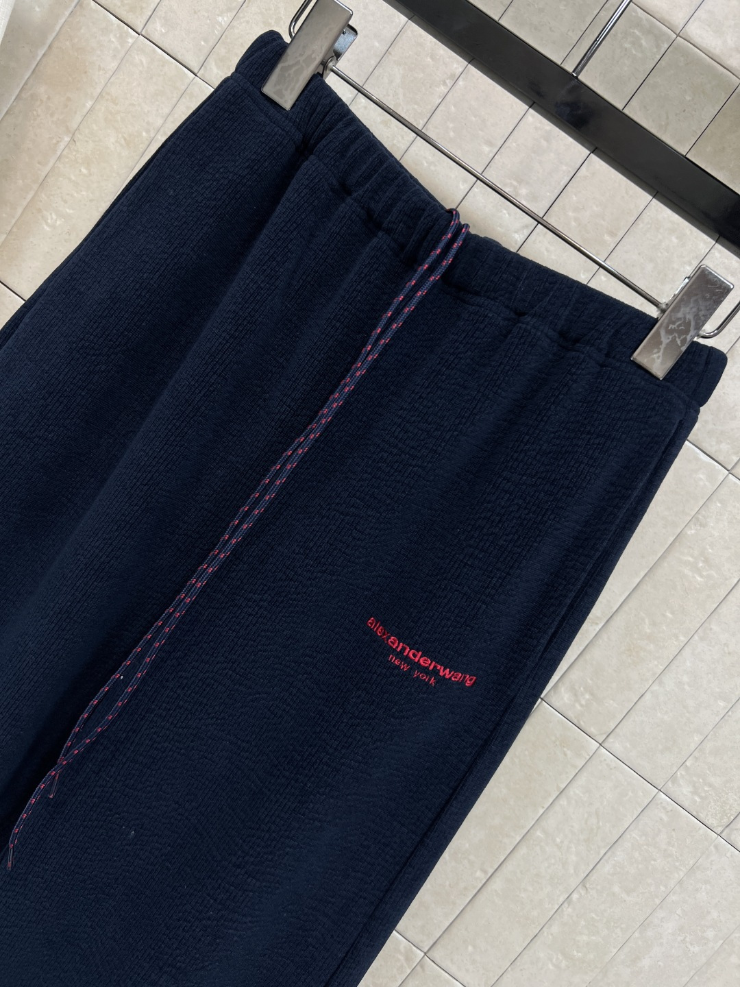 AW家 25秋冬新款 logo刺绣灯芯绒弯刀休闲裤 日常搭配休闲裤 松紧腰设计 阔腿弯刀裤型 上身藏肉又