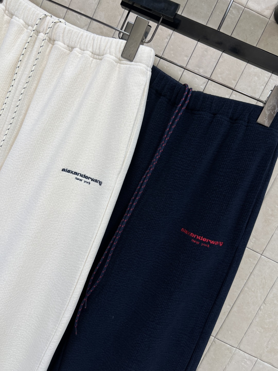 AW家 25秋冬新款 logo刺绣灯芯绒弯刀休闲裤 日常搭配休闲裤 松紧腰设计 阔腿弯刀裤型 上身藏肉又