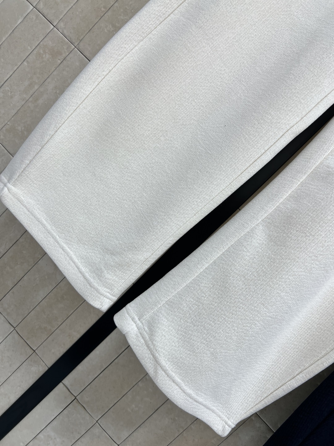 AW家 25秋冬新款 logo刺绣灯芯绒弯刀休闲裤 日常搭配休闲裤 松紧腰设计 阔腿弯刀裤型 上身藏肉又